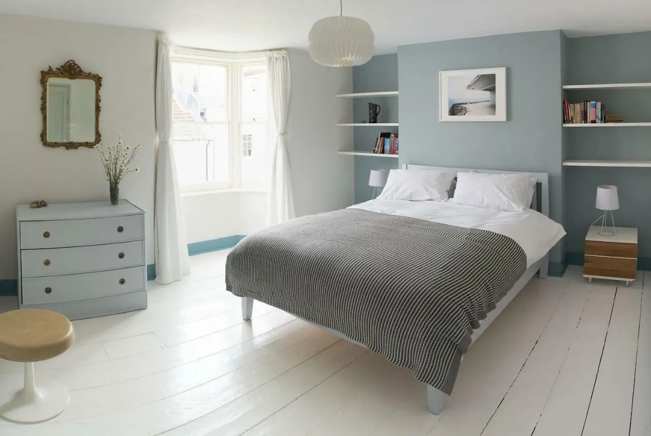 Lovely 4 Bed House 200M From The Beach Brighton Holiday home